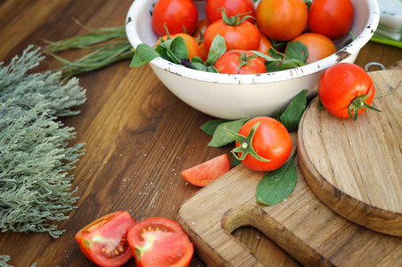 新鲜成熟的西红柿，在背景上