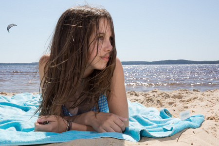 非常漂亮的年轻女孩在夏日的海滩上