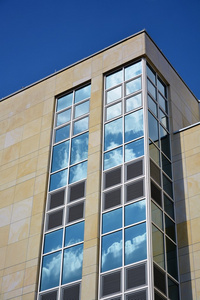 玻璃幕墙的现代办公大楼图片