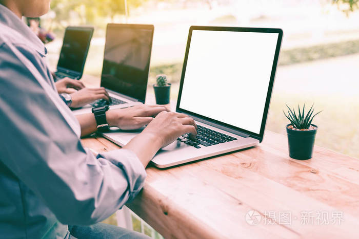 笔记本电脑黑屏人们在寻找舒美特的键盘上打字