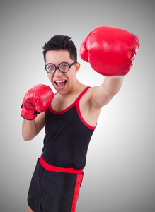 灰色的背景上孤立的搞笑拳击手照片