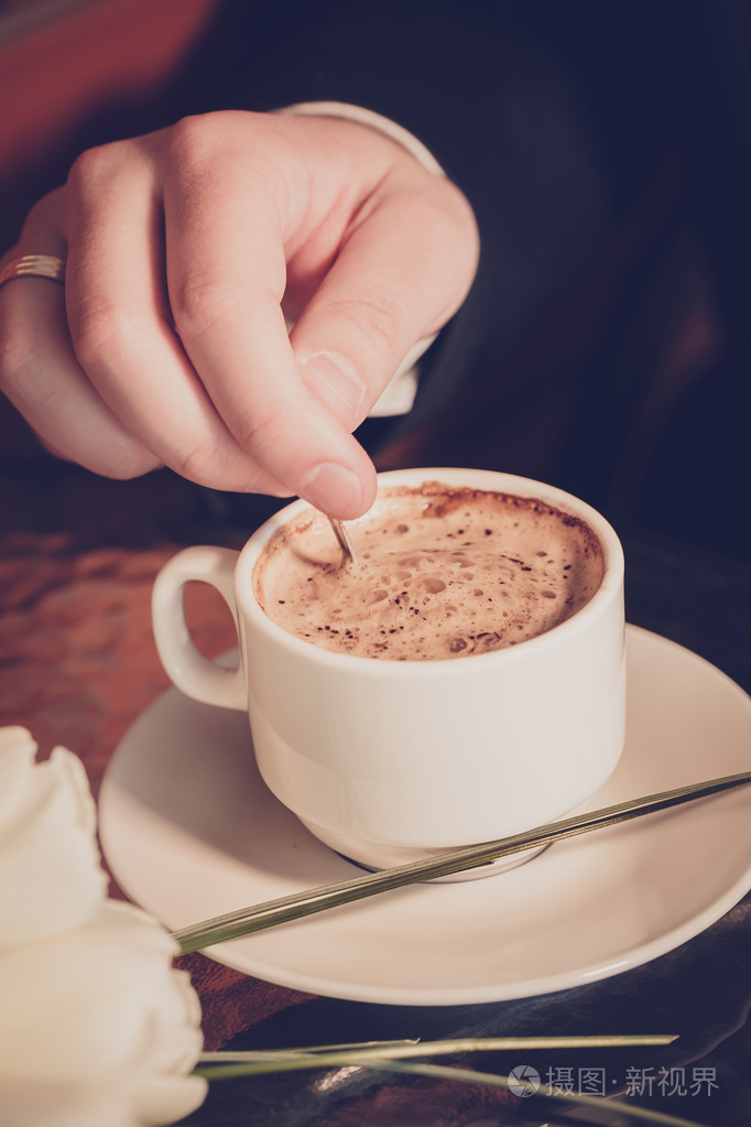 新郎坐在咖啡馆里喝咖啡.照片-正版商用图片0d5q32-摄图新视界