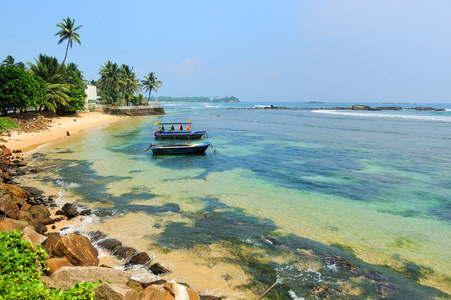 船停泊在海湾