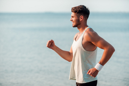 繁华河岸沿着河岸运行的肌肉男照片