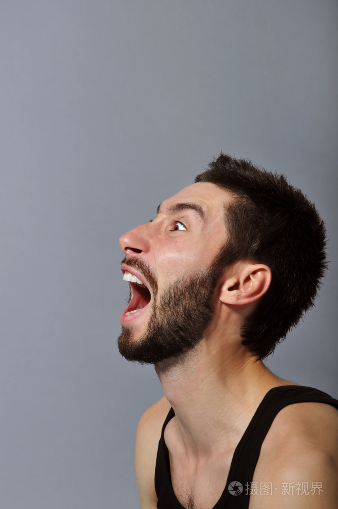 尖叫的侧面视图肖像有胡子的人-灰色背景照片-正版商用图片0d5vu6-摄