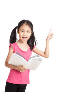 快乐的小亚洲女孩读了一本书并指出