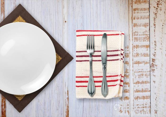 木桌上的空盘子照片-正版商用图片0d5x1p-摄图新视界