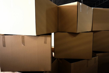 纸箱堆图片