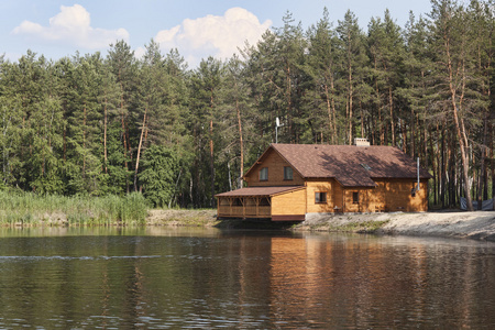树林中的小屋在湖之上
