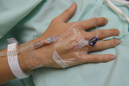 静脉滴注在病人的手的特写