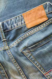 蓝色牛仔裤后面的口袋与棕色皮革标签