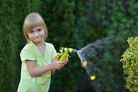 可爱的小女孩浇花浇水