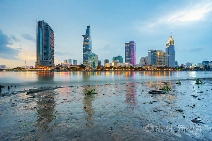 在越南西贡河岸上的商业和行政中心的胡志明市夜景