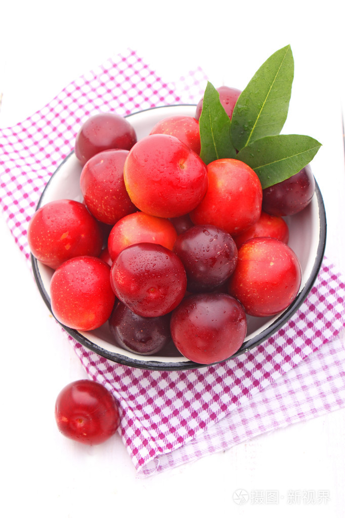 在一个碗里的红李子