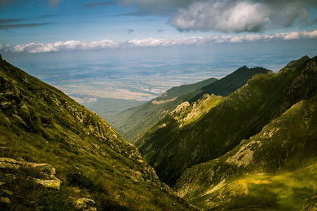 在喀尔巴阡山的美丽的山景观