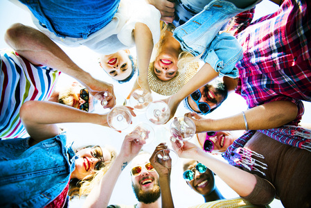 海滩欢呼庆祝友谊夏日有趣的概念照片