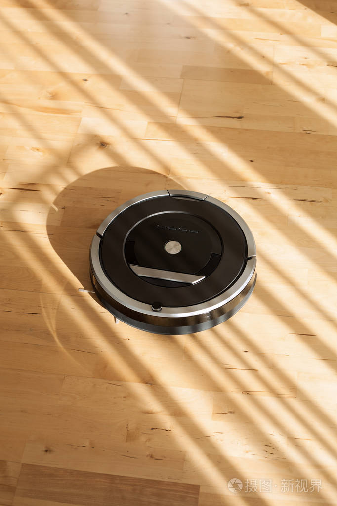 对强化木地板智能清洁 tec 的机器人真空吸尘器。