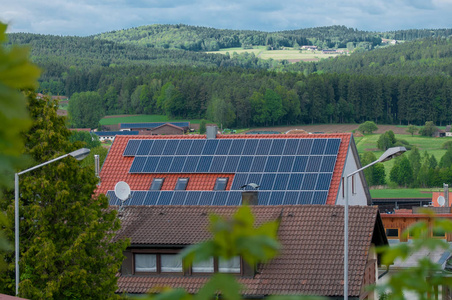 在屋顶上的太阳能电池板房再生能源系统发电