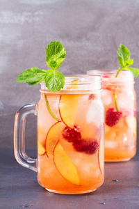 覆盆子的桃柠檬水。水果和浆果鸡尾酒