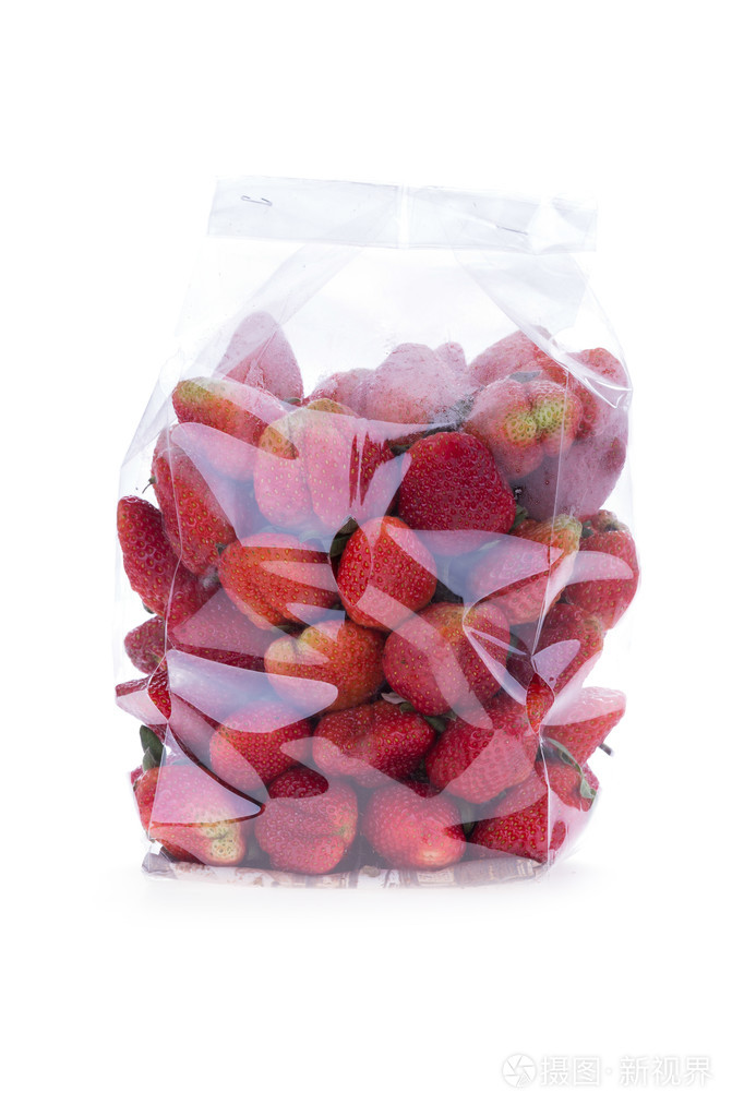 草莓多汁的水果在孤立的塑料袋包装