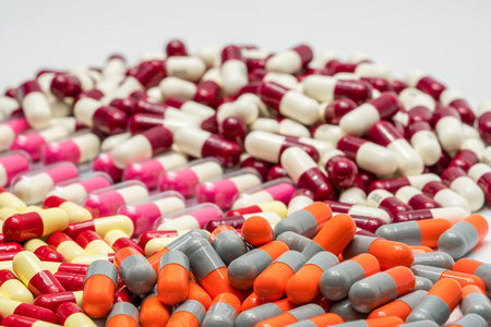 多彩的抗生素胶囊丸对白色背景，药物阻抗的概念