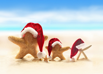 在夏天海滩和圣诞老人的帽子上的海星