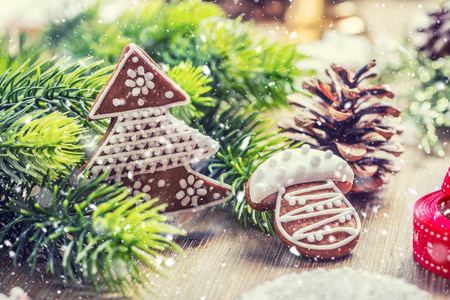 圣诞节。圣诞球糕点姜饼松果和装饰在多雪的氛围