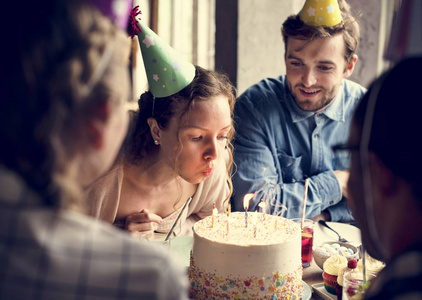 人们在餐桌上庆祝生日