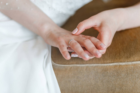 看她的结婚戒指，手特写的新娘