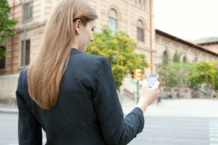 在城市里使用智能手机的女商人