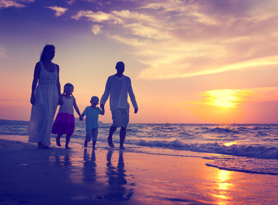 家人行走海滩日落图片
