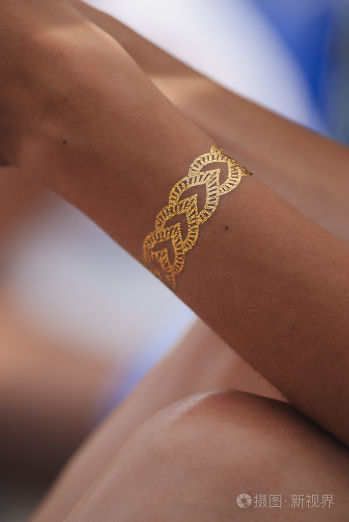 一个女人的手腕上临时闪存纹身