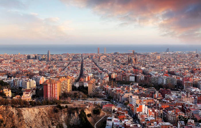 在日落时的巴塞罗那全景