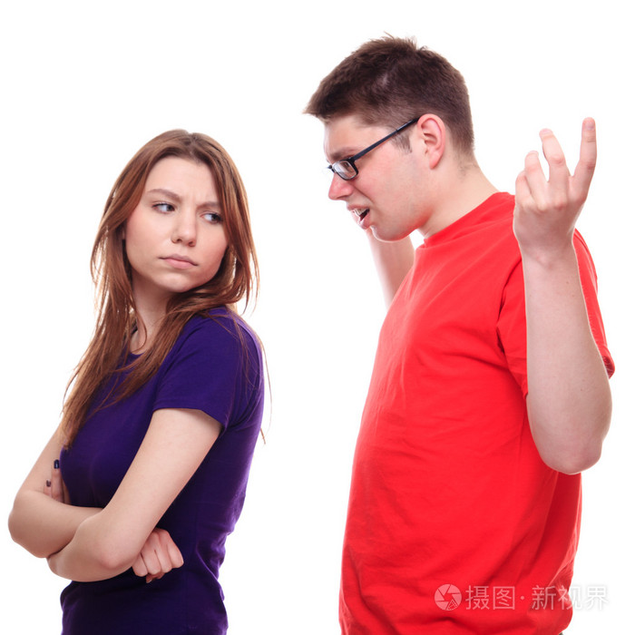 争论的两个年轻人