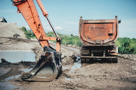 用挖掘机铲斗和自卸车卡车公路建设站点详细信息