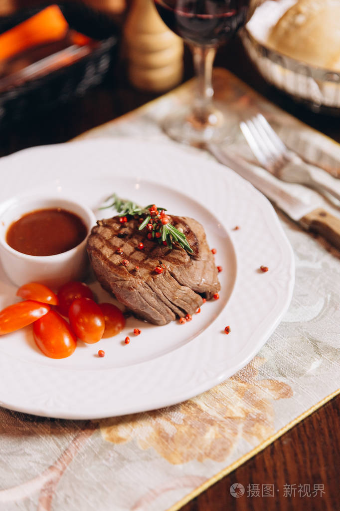 烤的牛肉牛排配番茄