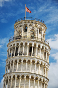 在比萨，在意大利托斯卡纳奇迹广场上著名的比萨斜塔