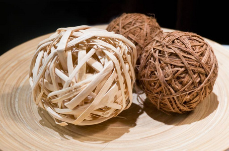三编织的柳条或竹球木制托盘上图片