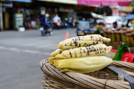 在泰国街头市场销售煮玉米.照片
