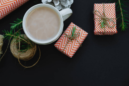 咖啡与红色圣诞礼品盒 包装 麻绳 云杉胸罩