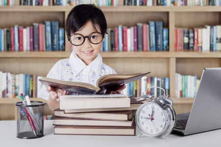 幼儿园学生阅读图书馆书籍