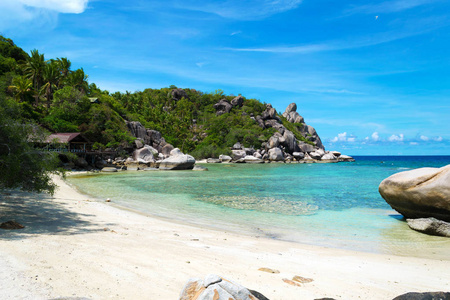 蓝色的大海和石头在泰国象岛岛海滩