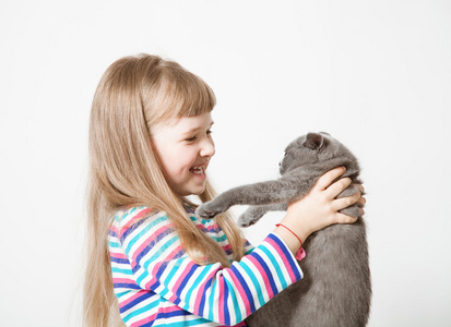 快乐的小女孩抱着一只猫