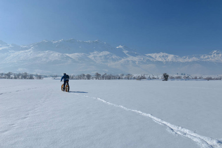 在多雪的地方的脂肪自行车驾驶