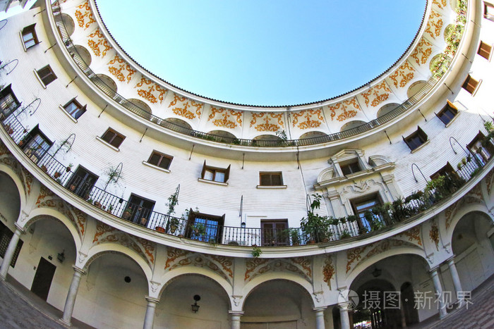 在圆形的建筑物底部视图