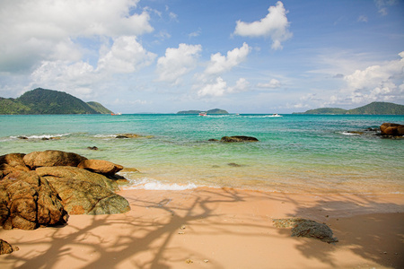 热带海滩石块与波