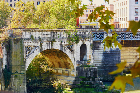 在罗马台伯河的旧历史大桥图片