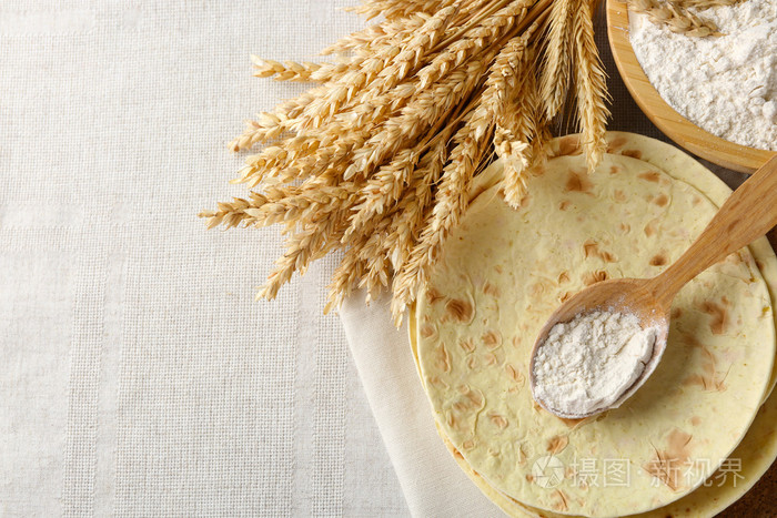 自制全麦面粉玉米饼上明亮的背景板上的堆栈