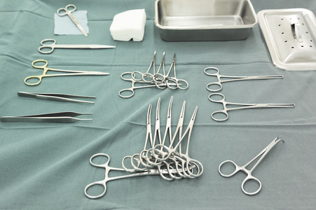 用一只手抓住一个工具 steralized 的手术器械的细节镜头