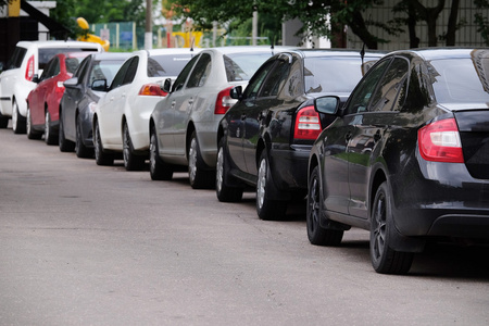 城市停车场上的汽车